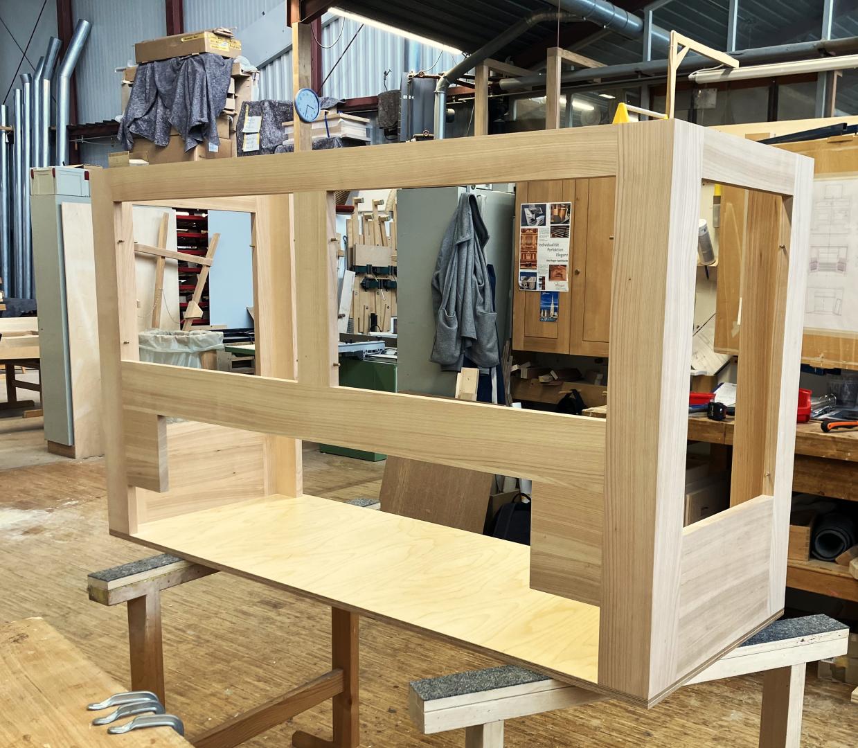 Das Holzgehäuse der Orgel steht in der Werkstatt auf einem Tisch