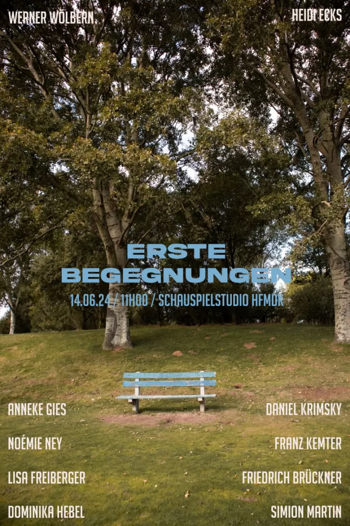 Blaue Bank auf einer Wiese als Plakatmotiv des Szenenvorspiels.