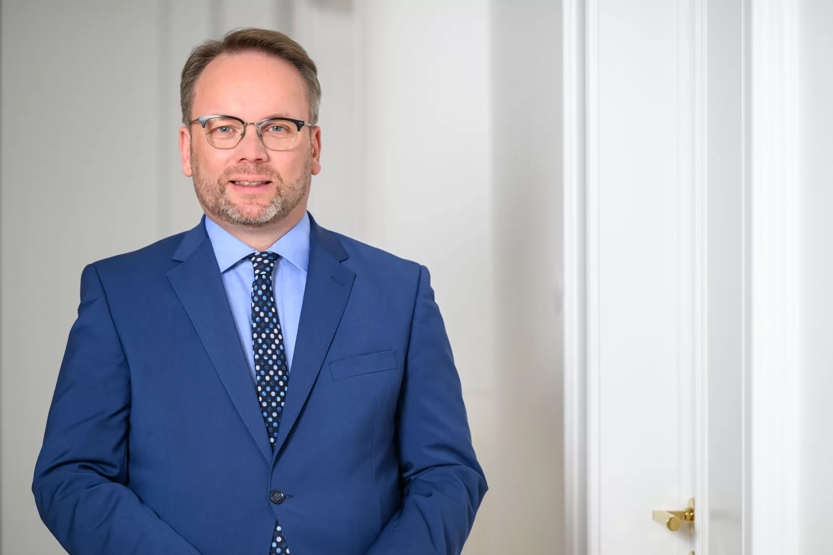 Porträt von Minister Timon Gremmels in einem blauen Anzug