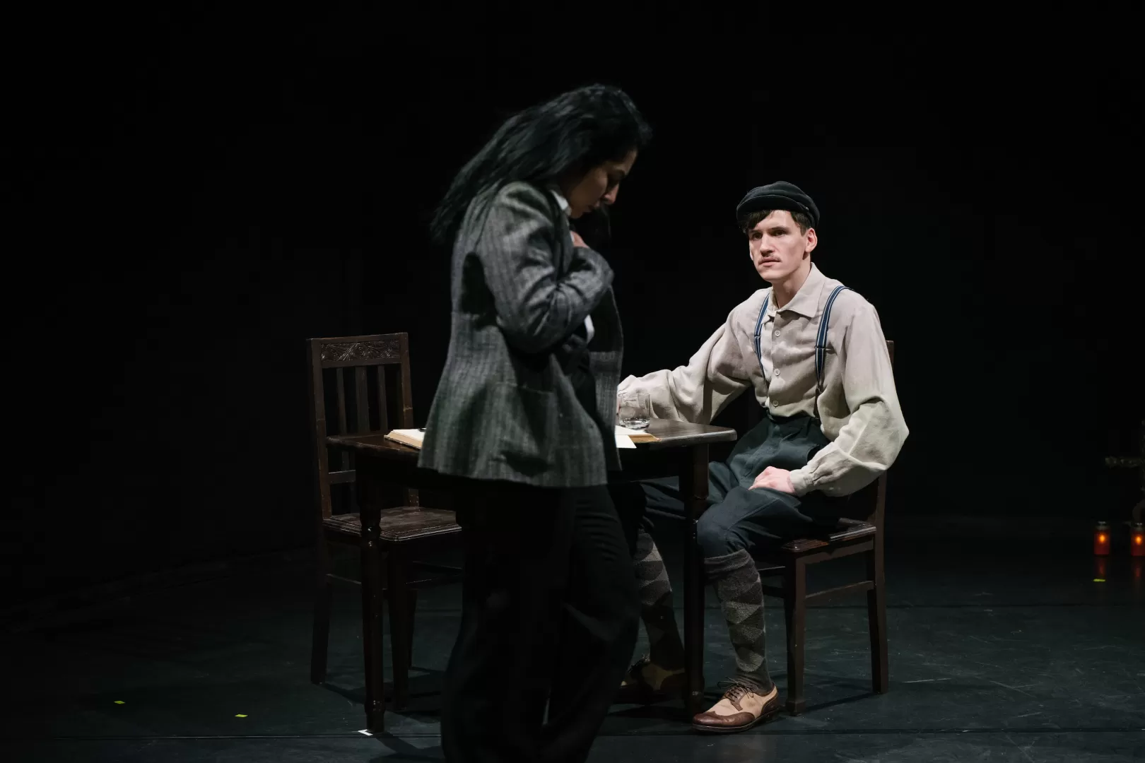 Ein Mann sitzt am Tisch.