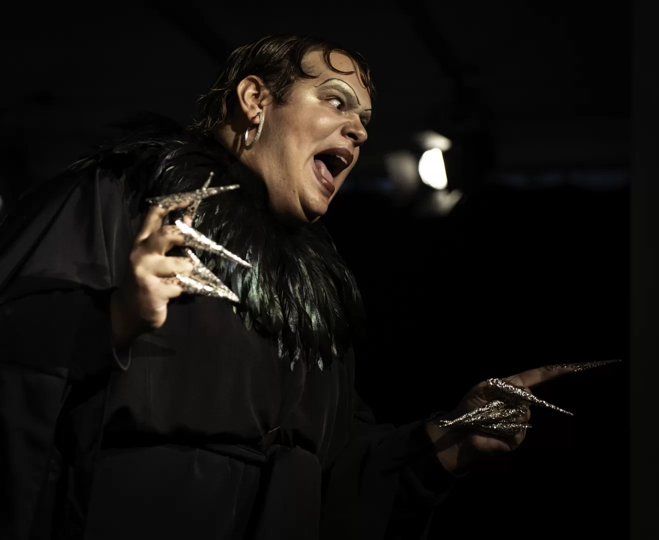 Hexe mit langen Fingernägeln schmipft