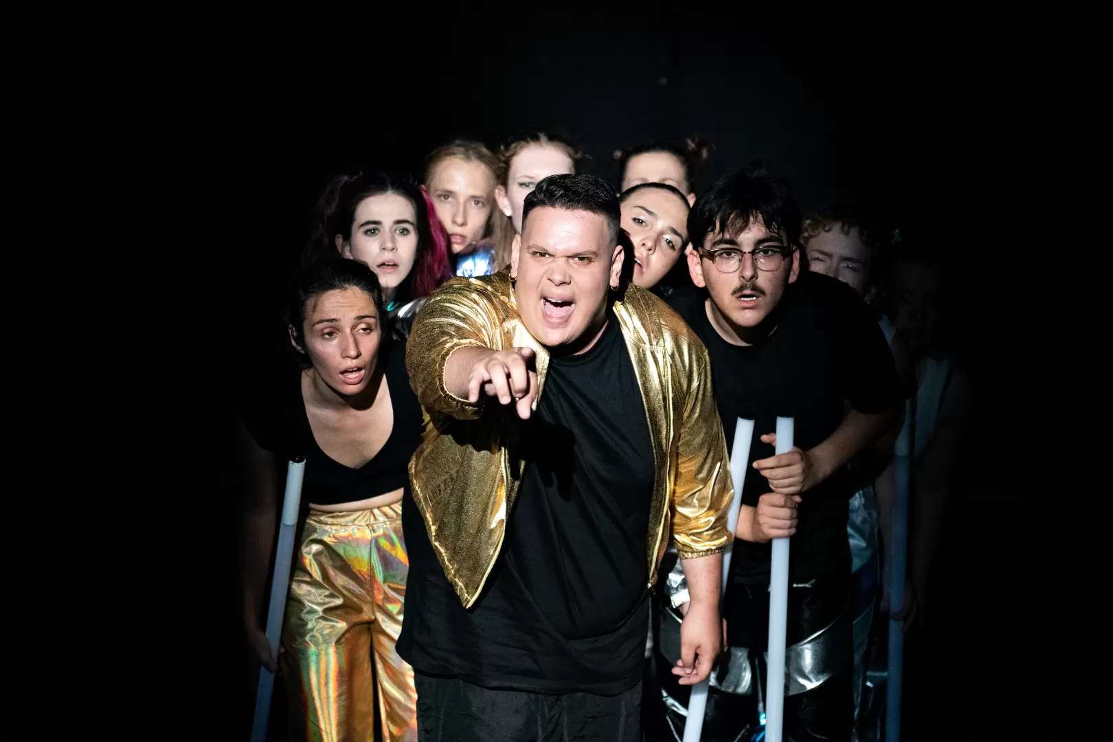 Jugendliche zeigen auf dich