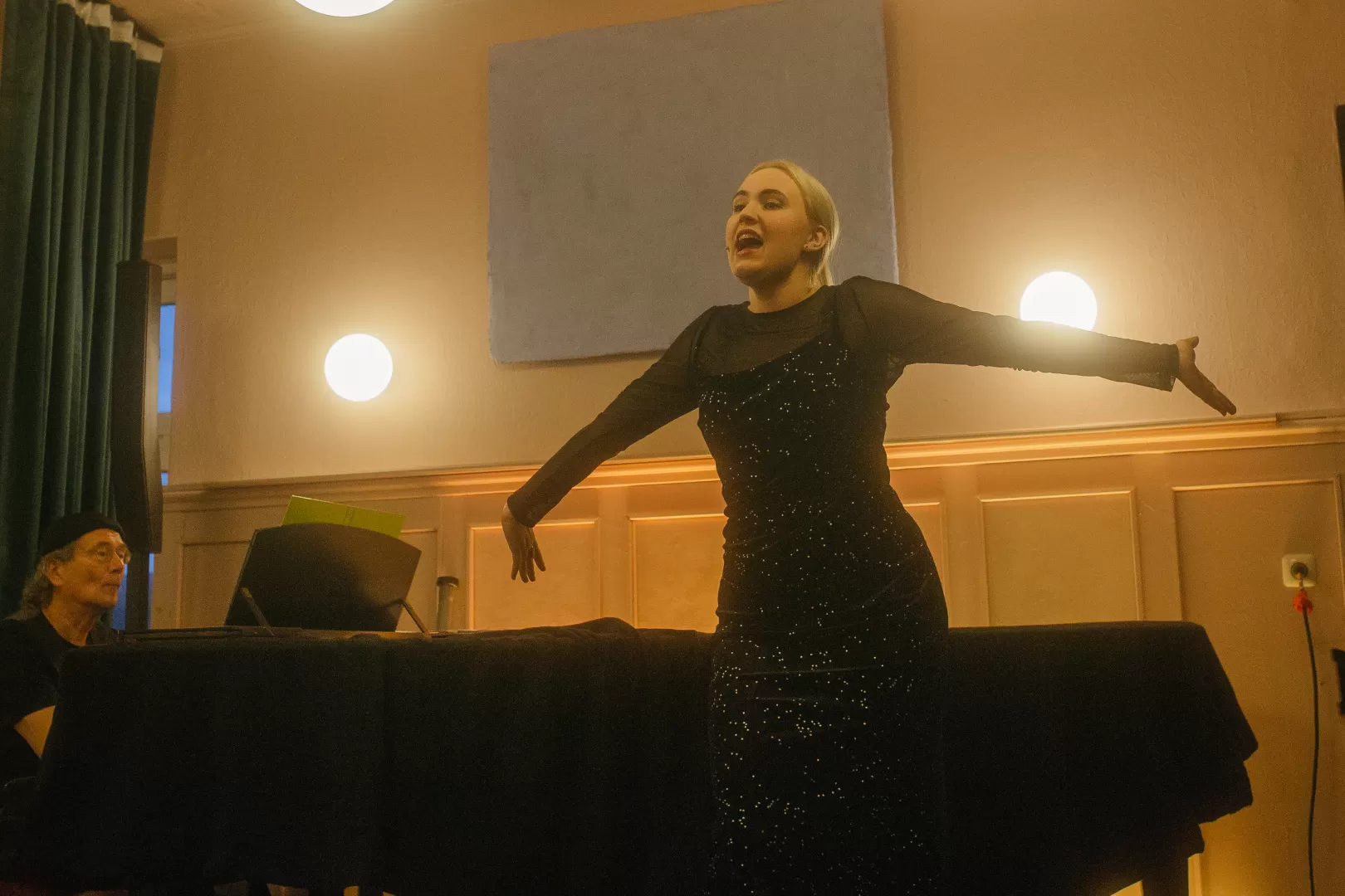 eine Frau singt auf der Bühne