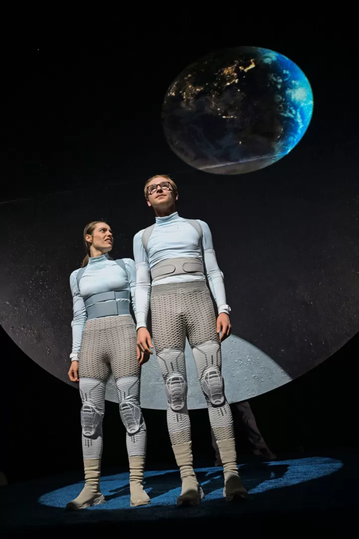 Zwei Personen in Raumfahrtanzügen.