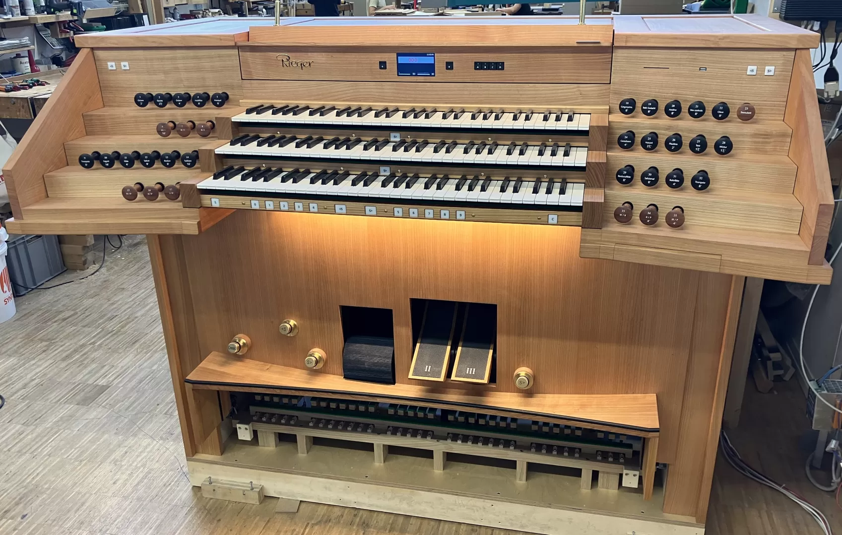Der Spieltisch der neuen Orgel steht fertig in der Werkstatt.