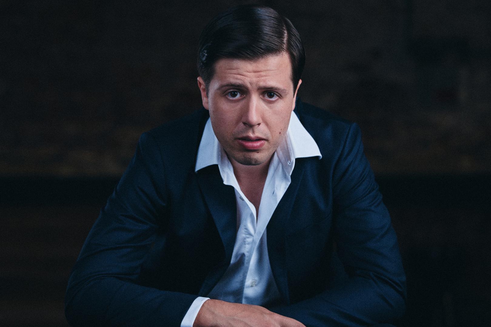 Alex Kapl im Anzug 