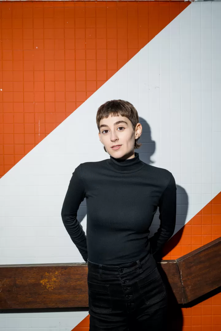 Braunhaariges Mädchen auf orangenem Grund