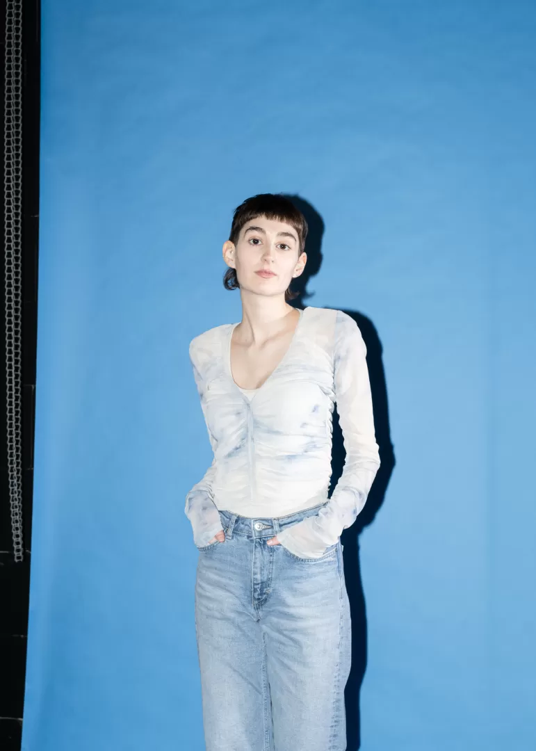 Braunhaariges Mädchen auf Blauem Grund