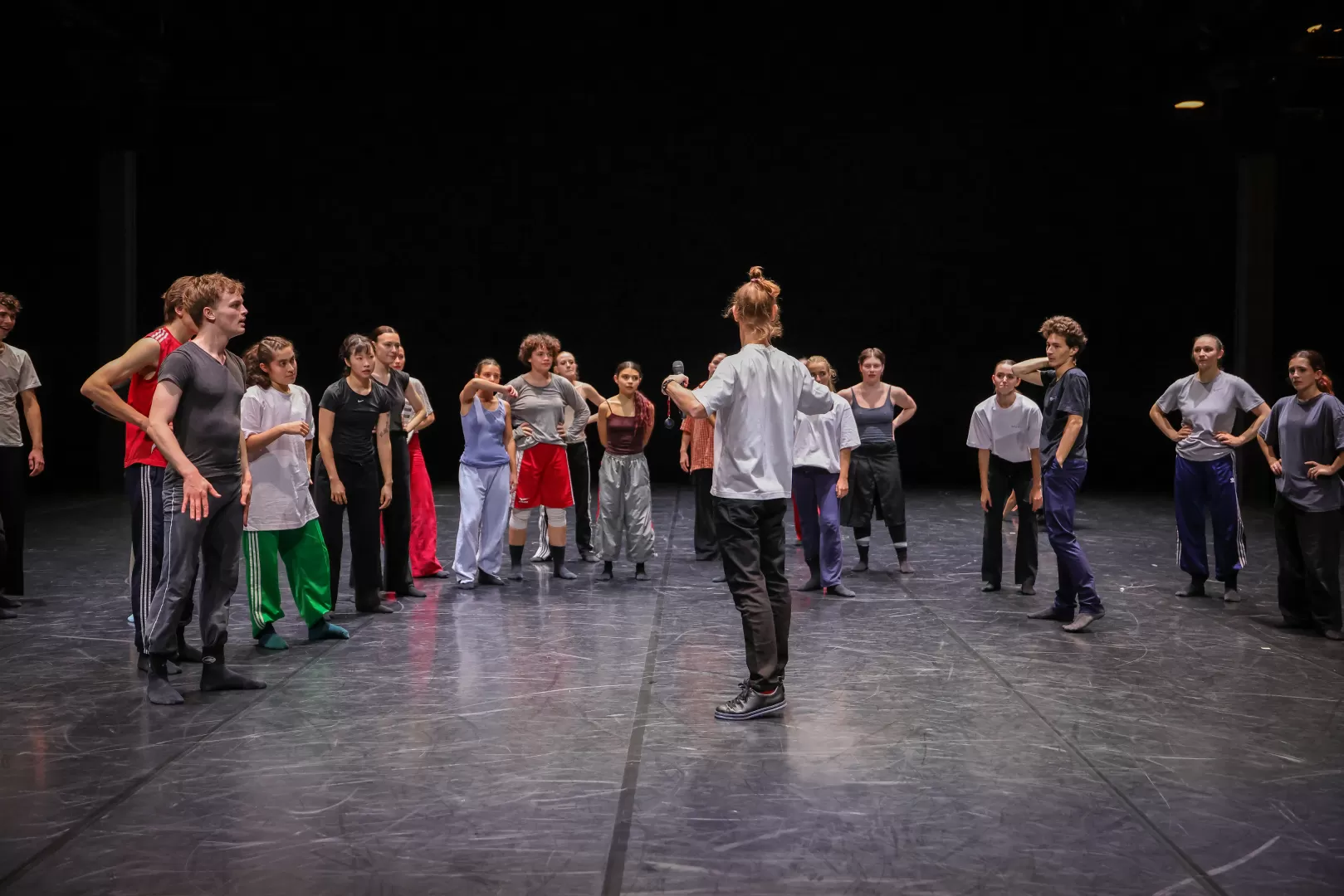 Pressefoto: Tänzer*innen der DFDC und Studierende der HfMDK bei der Probe zu JOIN