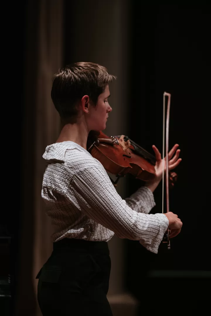 Tamara Durand im Profil, sie spielt Bratsche