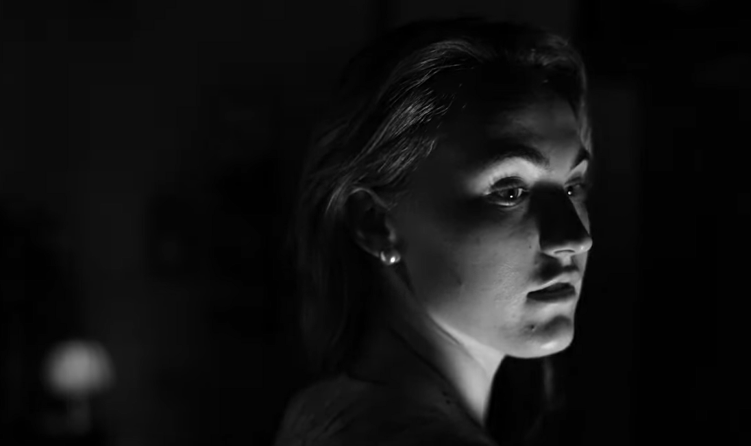 Frau im Dunkeln