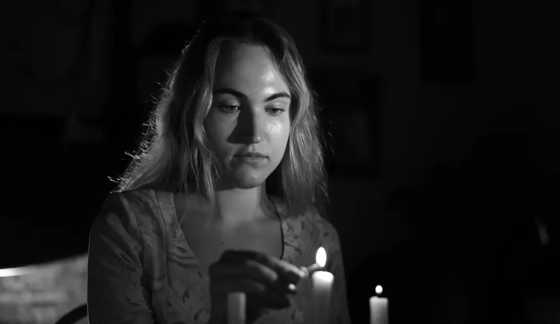 Frau mit Kerzen