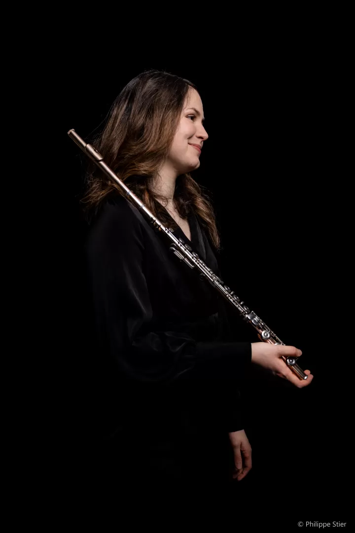 Nina Grund im Profil mit ihrer Querflöte