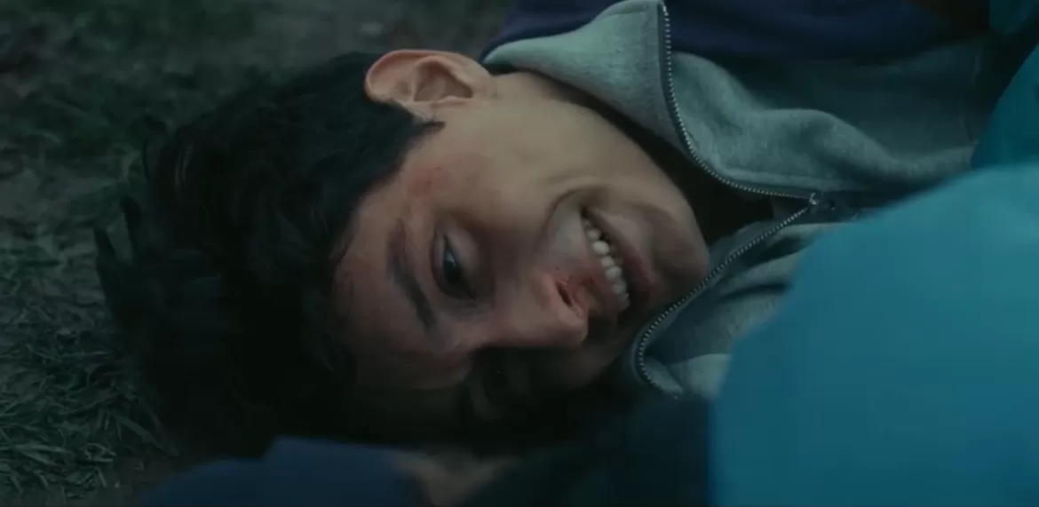 Junger Mann liegt auf dem Boden.