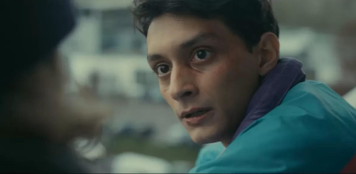 Junger Mann in Trainingsjacke.