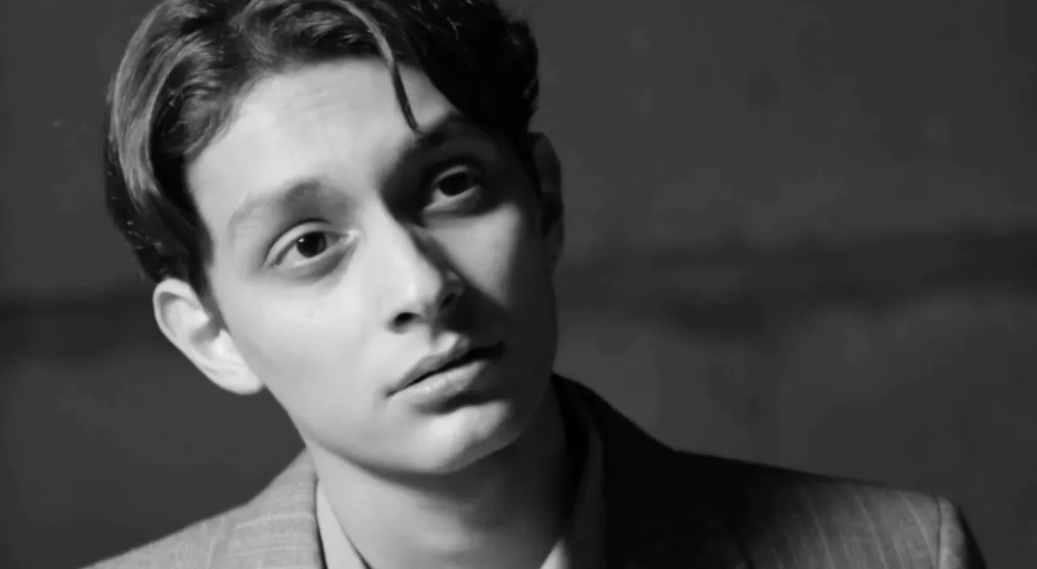 Schwarz-weiß-Portrait eines Mannes im Anzug.