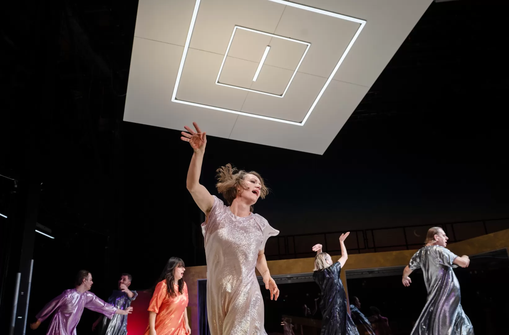 Eine Personengruppe in bunter Kleidung.