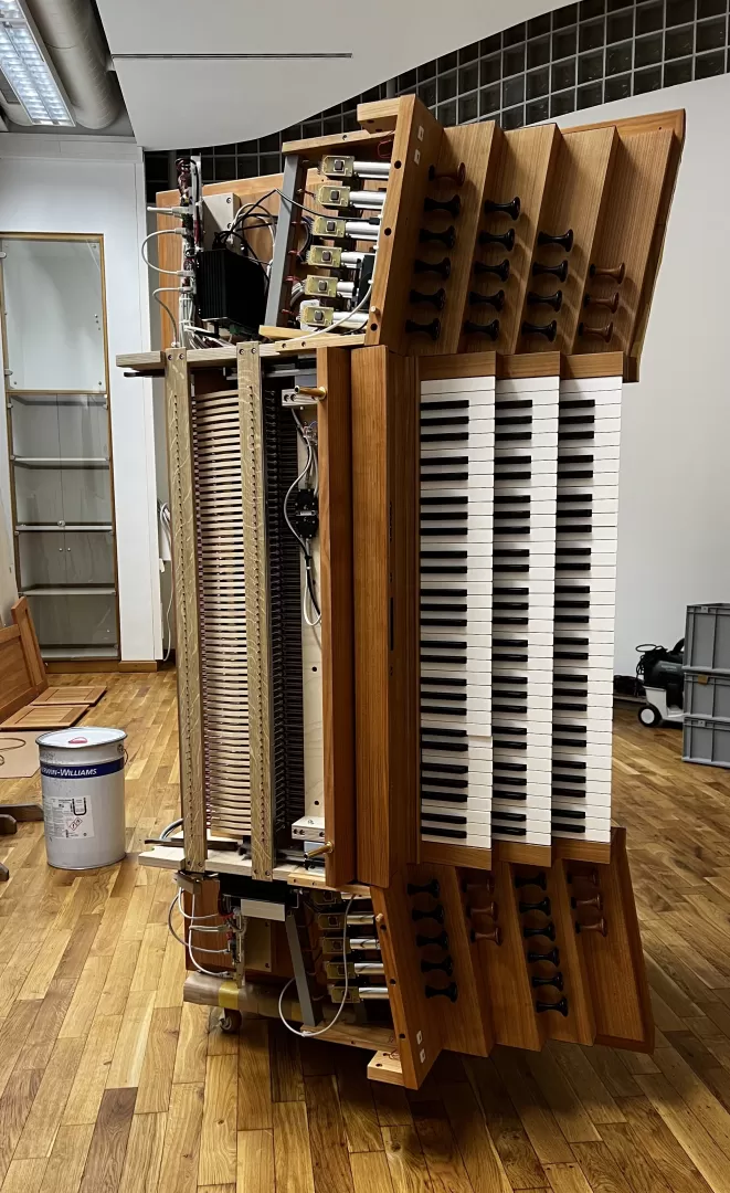 Der Spieltisch steht senkrecht im Raum.