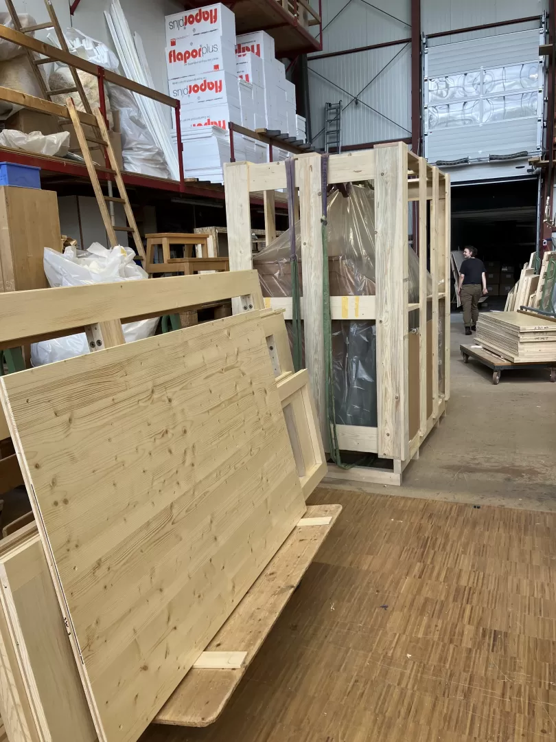 Die Einzelteile der Orgel stehen in der Werkstatt, bereit zum Verladen.