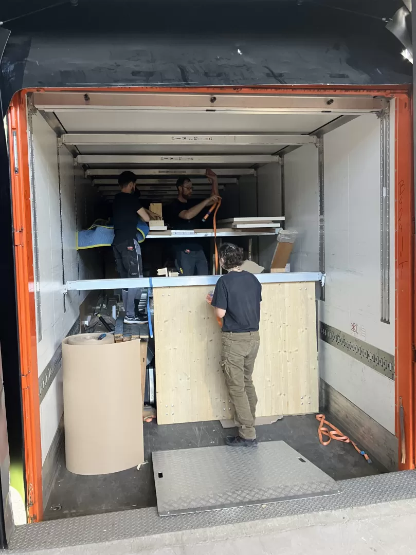 Die Handwerker*innen verstauen die Einzelteile der Orgel im LWK.