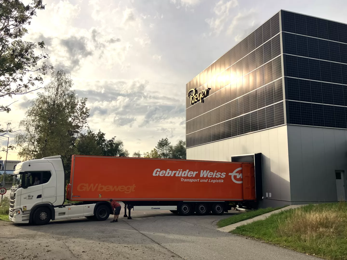 Der LKW steht vor der Rieger-Werkstatt.