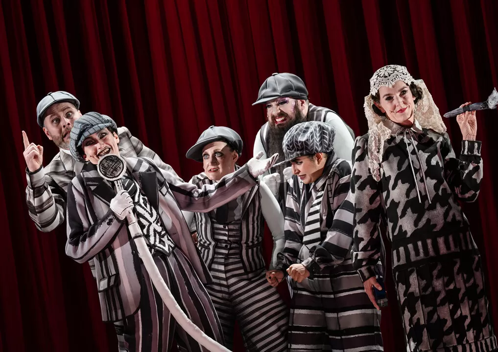 Eine Personengruppe in schwarz-weißer Kleidung.