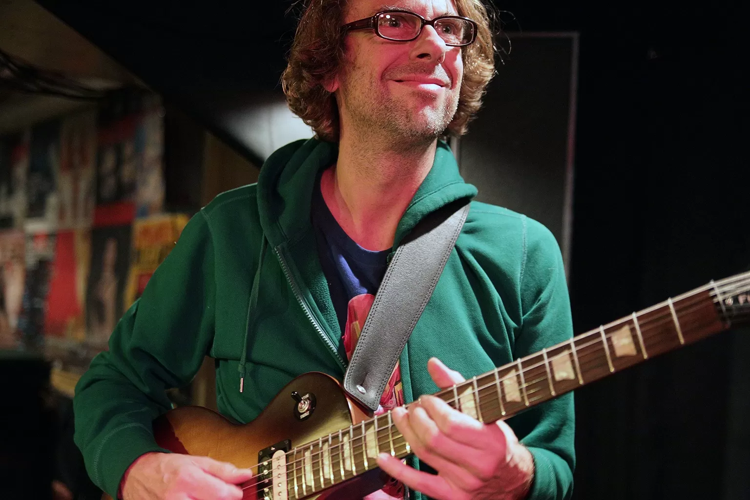 John Schröder spielt Gitarre.