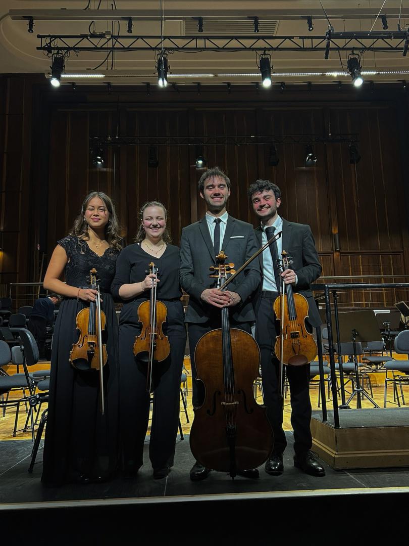 vier Musiker*innen (Streicher)
