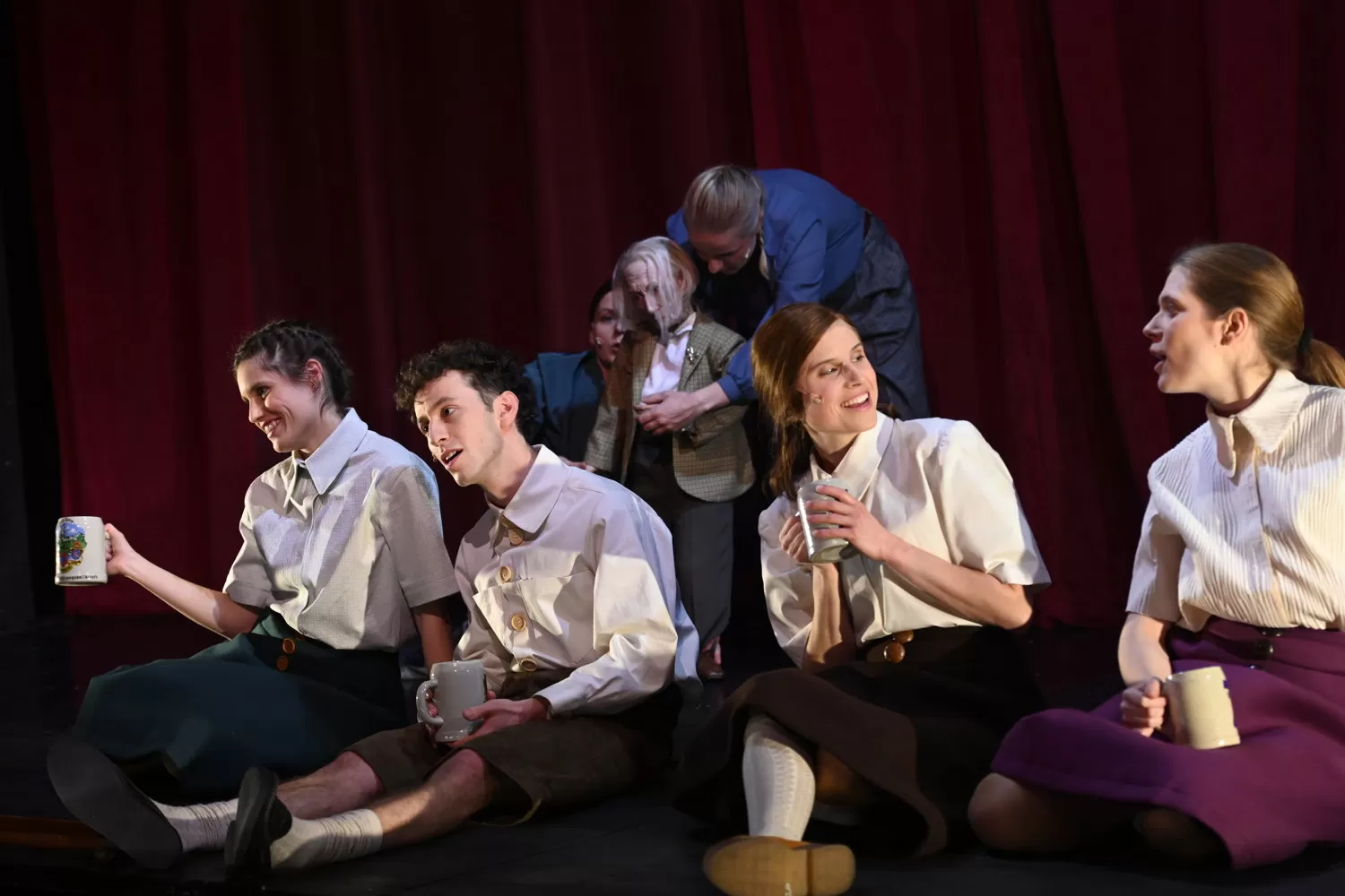 Eine Personengruppe in Anzügen.