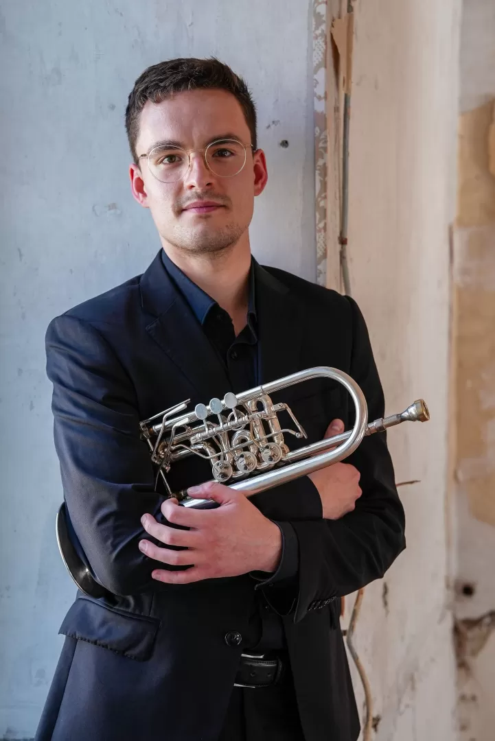 Portraitfoto von Sebastian Kellner mit Trompete