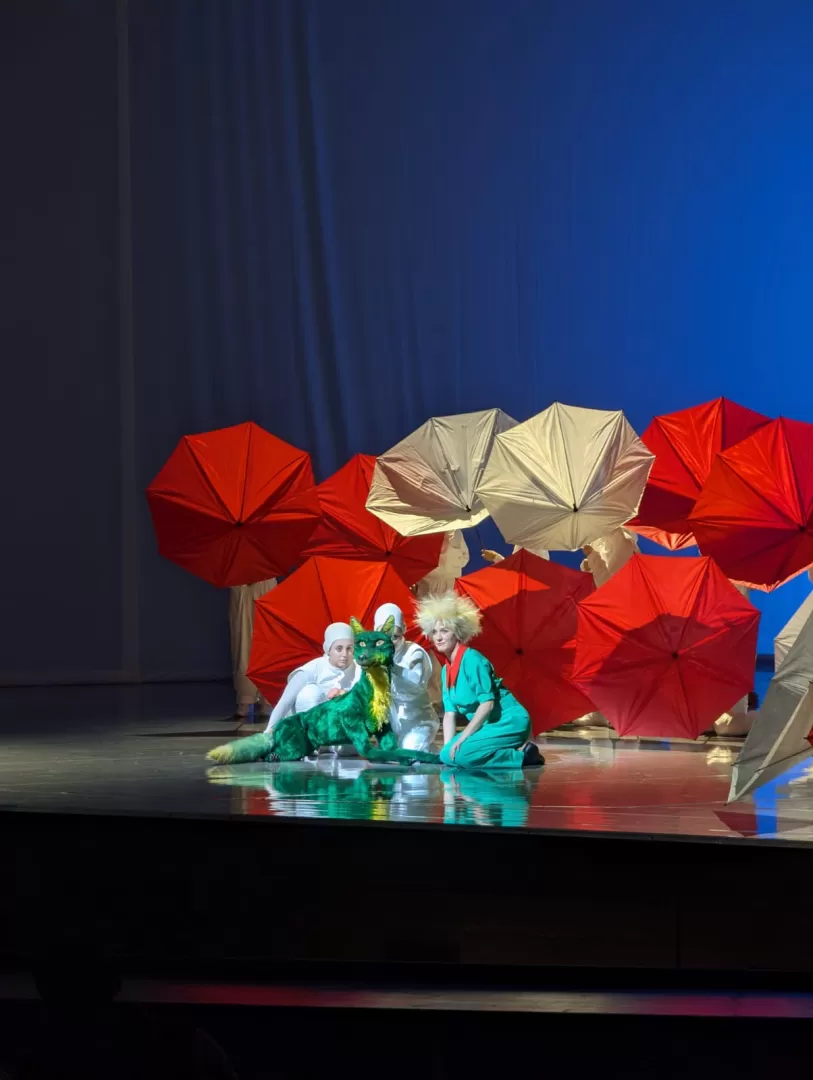 Nike Tiecke als kleiner Prinz auf der Bühne des Staatstheaters Darmstadt