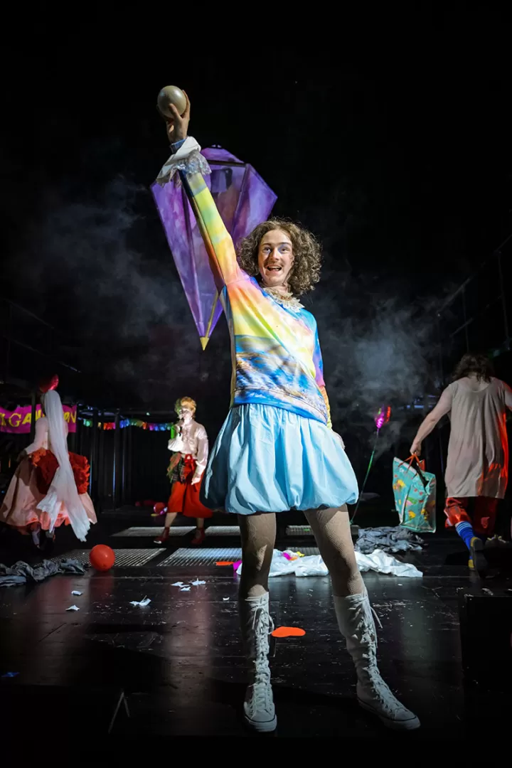 Ein Mensch hält eine Kugel