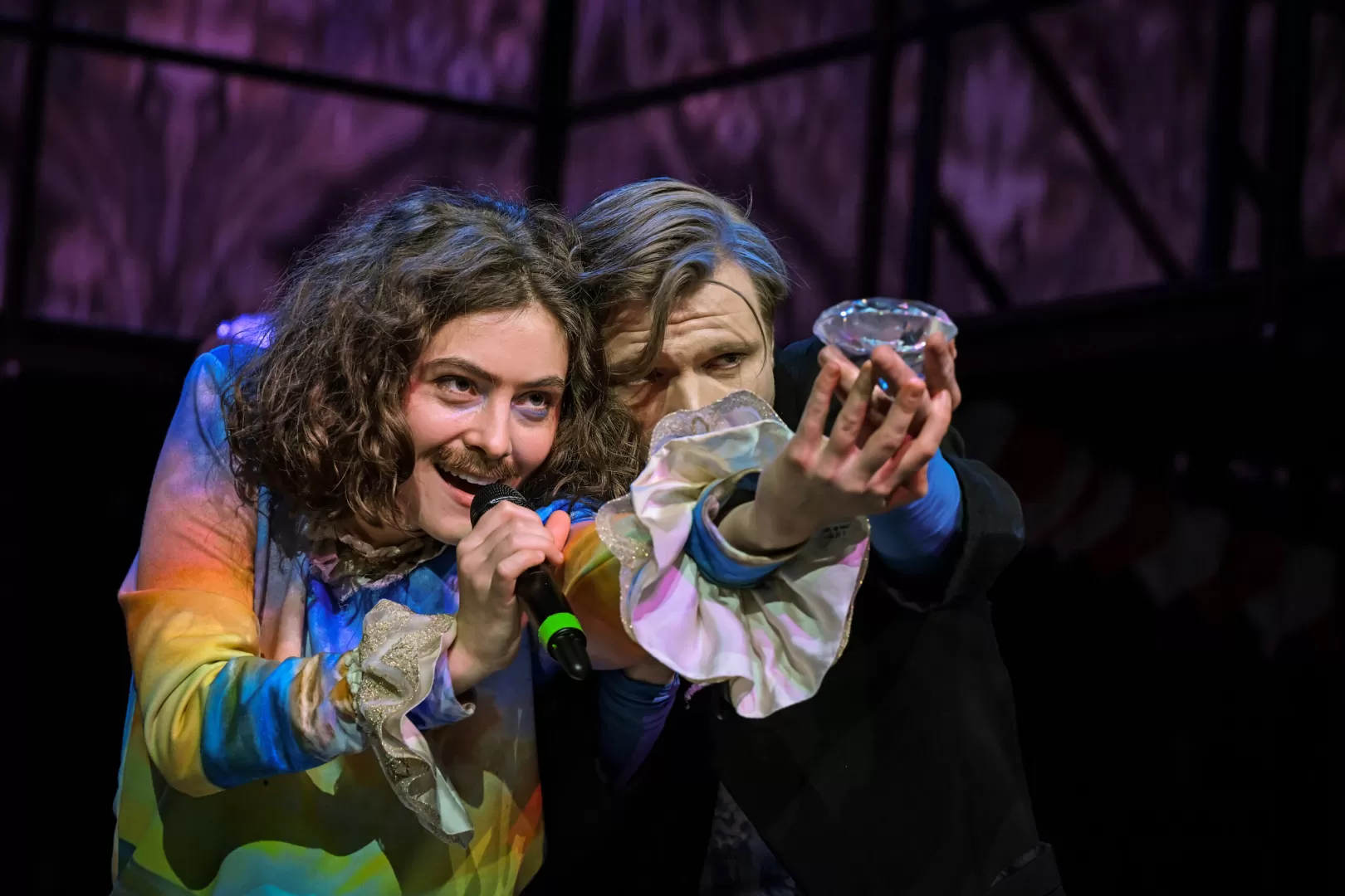 Zwei Menschen halten einen Diamanten