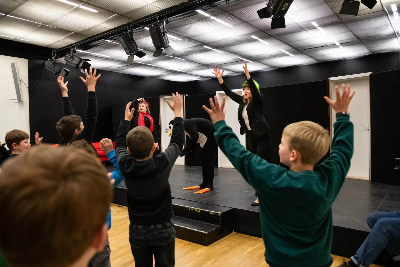 Schüler*innen tanzen bei einem Mitmach-Musiktheaterstück mit