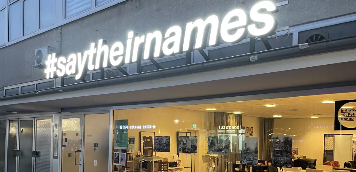 #saytheirnames steht auf einer Schaufensterscheibe