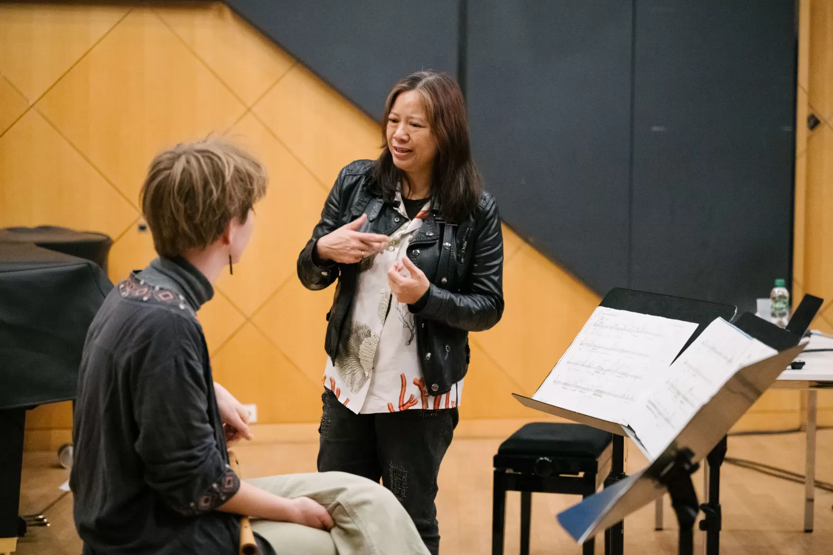 Liza Lim im Gespräch mit einer Studentin während eines Workshops im Kleinen Saal