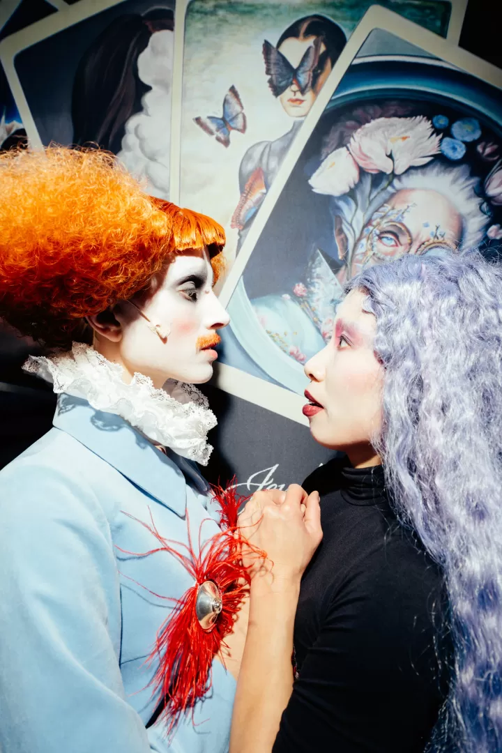 Lisa Freiberger und Trang Dông stehen sich als Adraste und Isabelle gegenüber und halten sich an den Händen