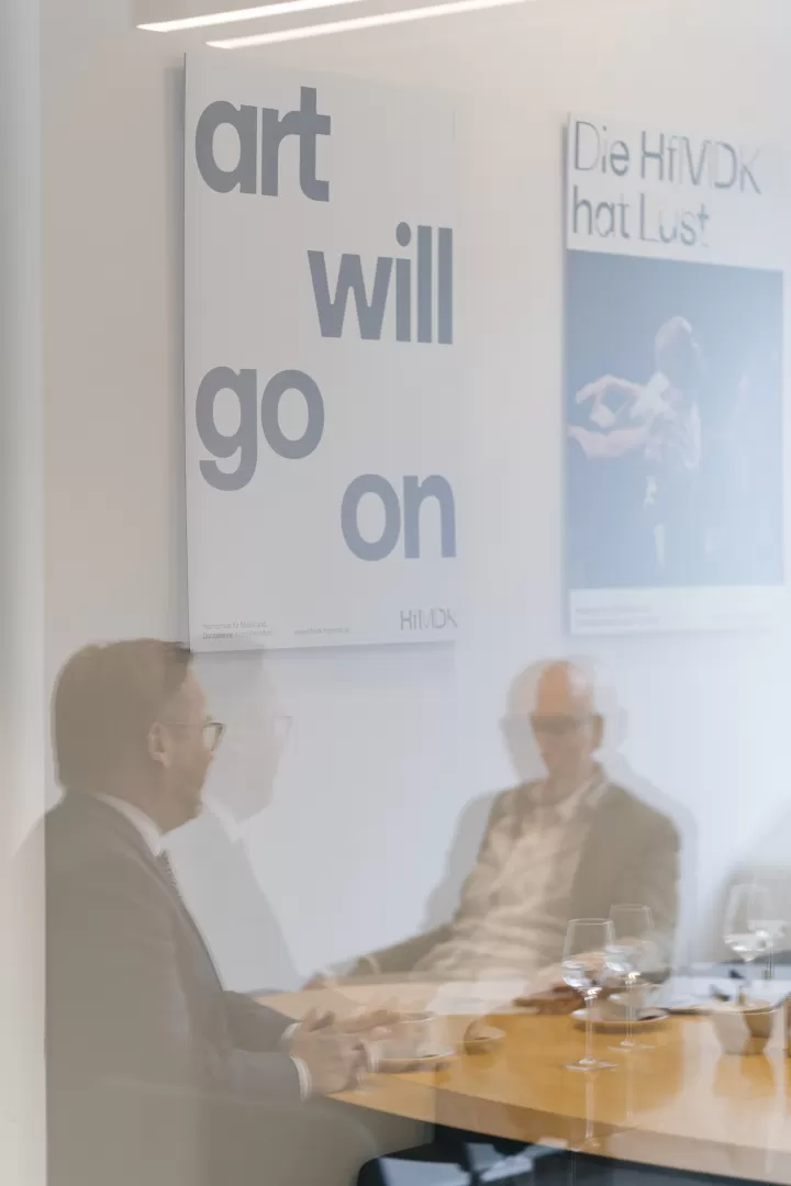 Prof. Elmar Fulda unterhält sich mit Timon Gremmels, die beiden spiegeln sich in der Glasfassade des Besprechungsraums