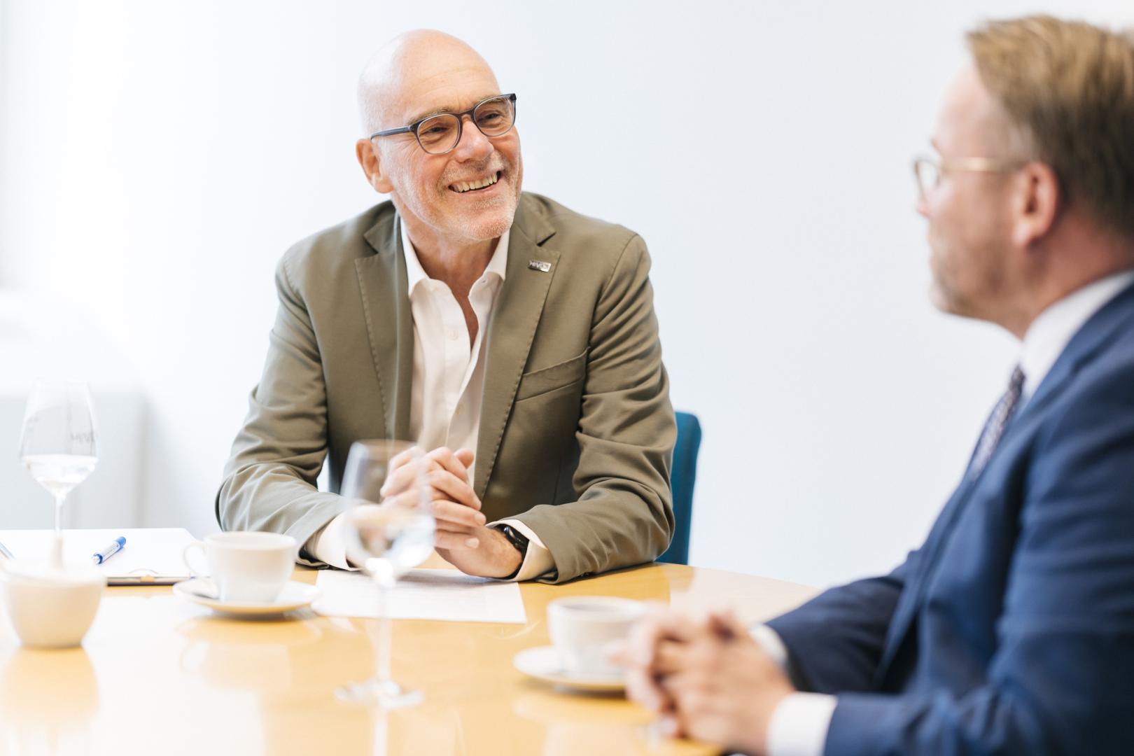 Prof. Elmar Fulda unterhält sich mit Timon Gremmels, er lächelt