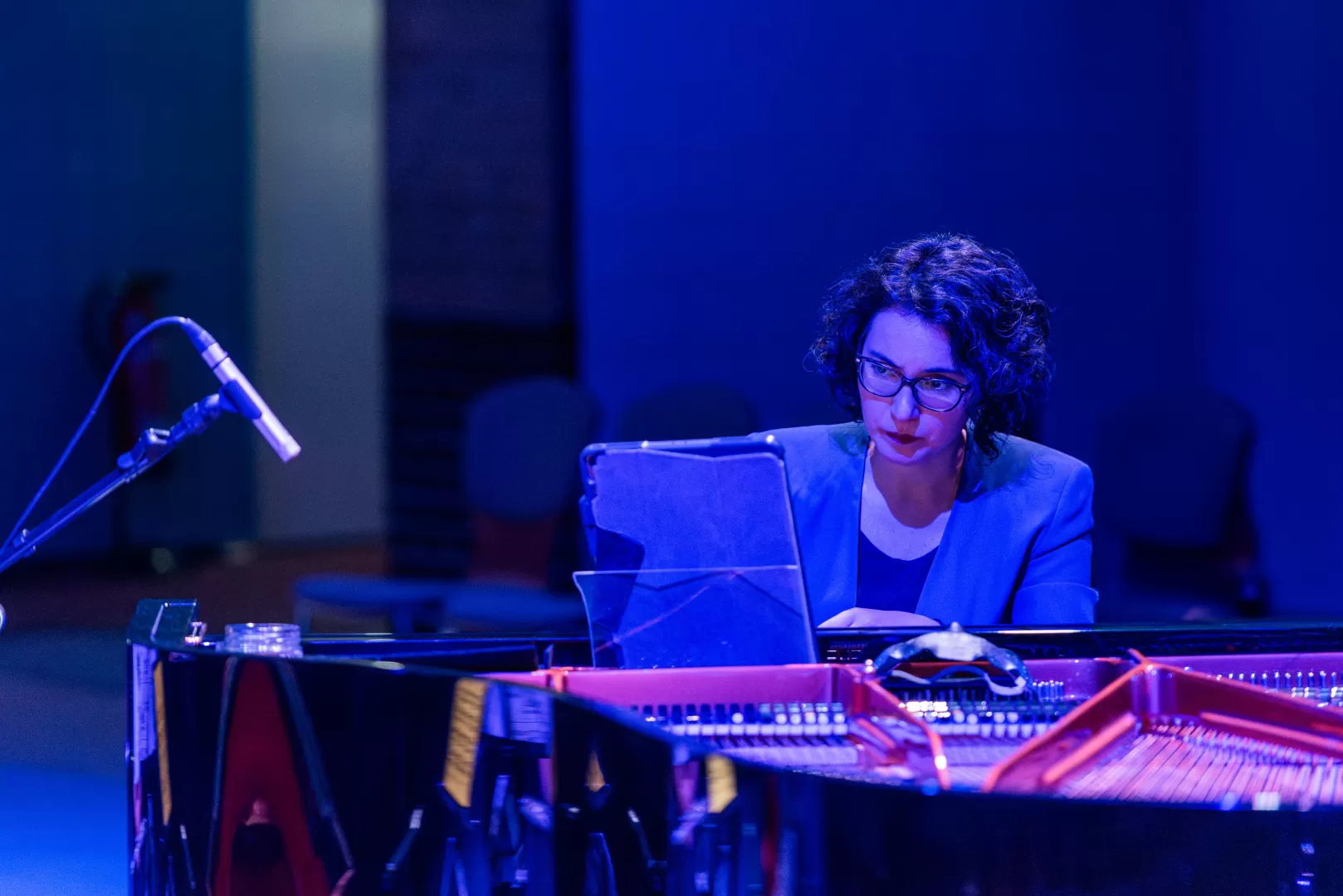 Die Pianistin blickt beim Spielen konzentriert in die Noten.