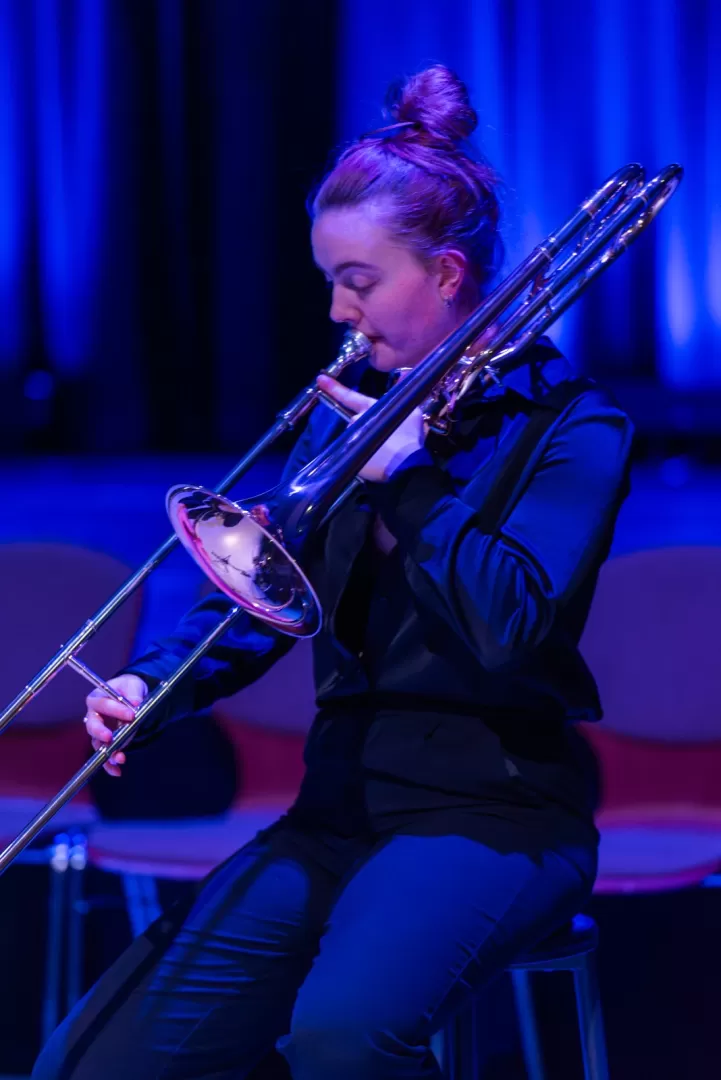 Eine Studentin spielt Posaune.