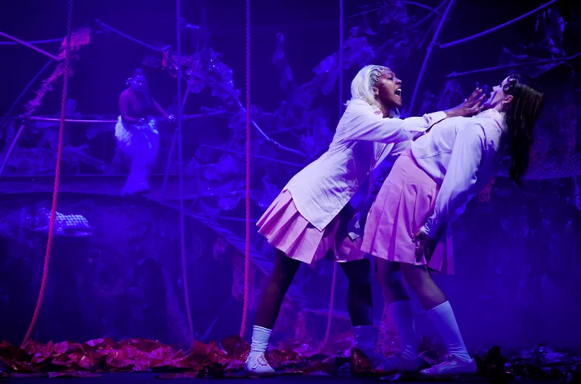 Zwei Leute streiten sich, eine Person greift der anderen an den Kopf