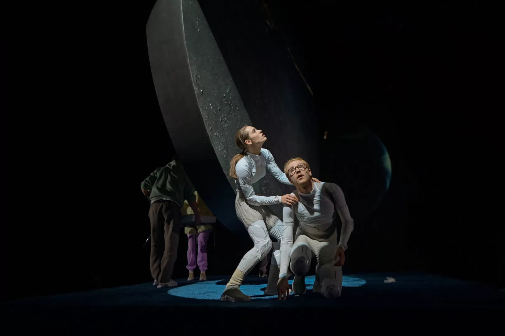 Schauspieler*innen auf der Bühne bei "Jupiter brüllt"