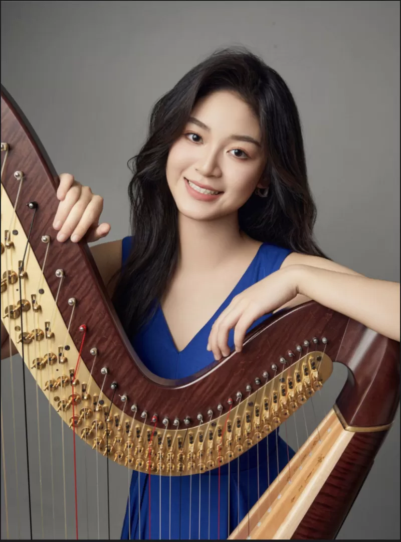 Portraitfoto von Liang Zhaotong mit Harfe