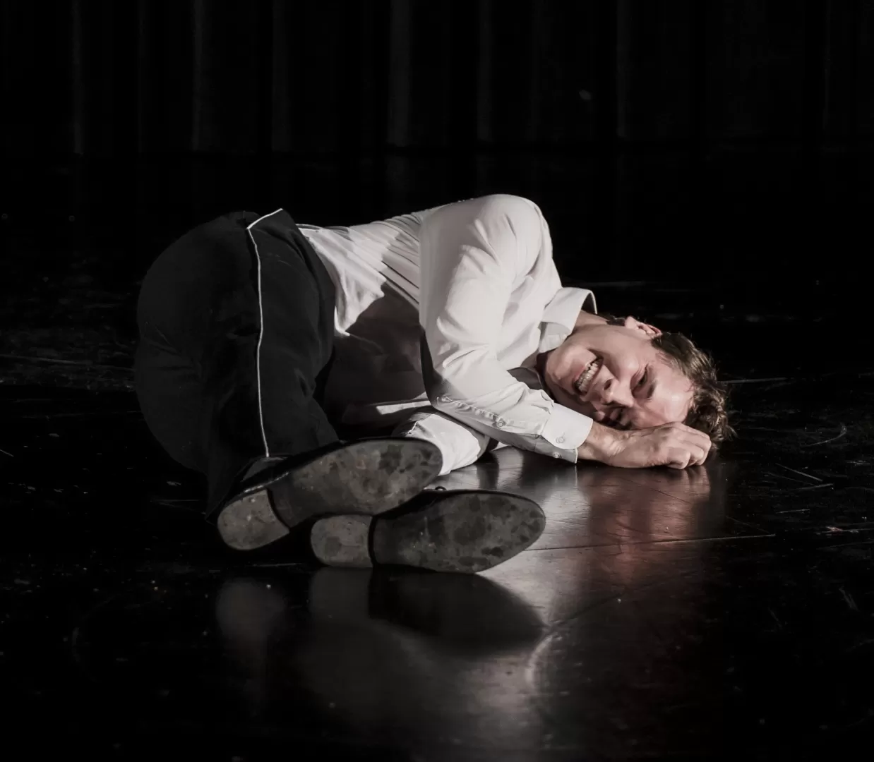 Ein Mann liegt auf dem Boden.