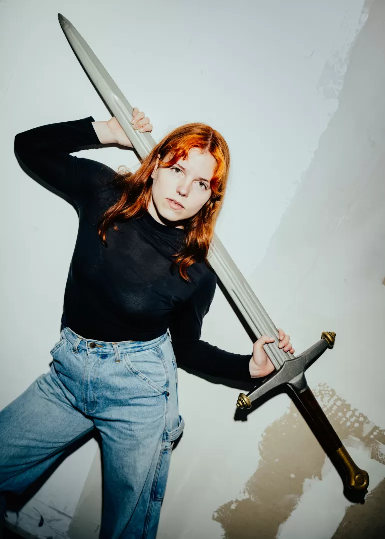Lara Durtschi mit Schwert