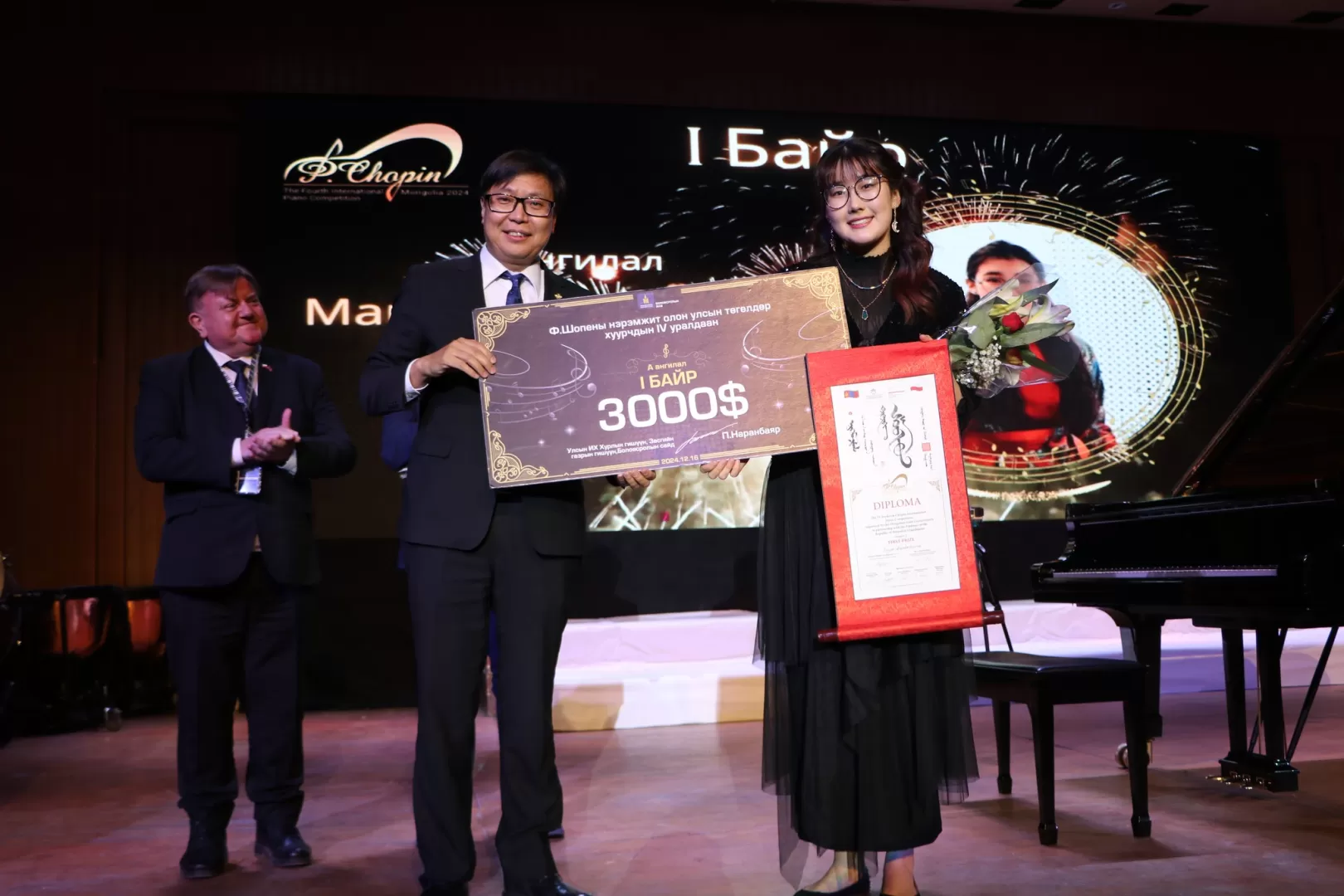 Zaya Mandakhsuren bekommt den Preis überreicht
