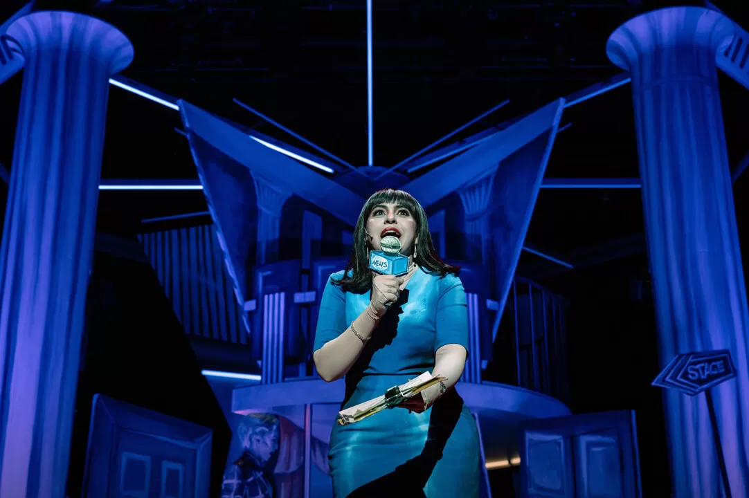 Eine Person mit Mikrofon sagt etwas nach vorne