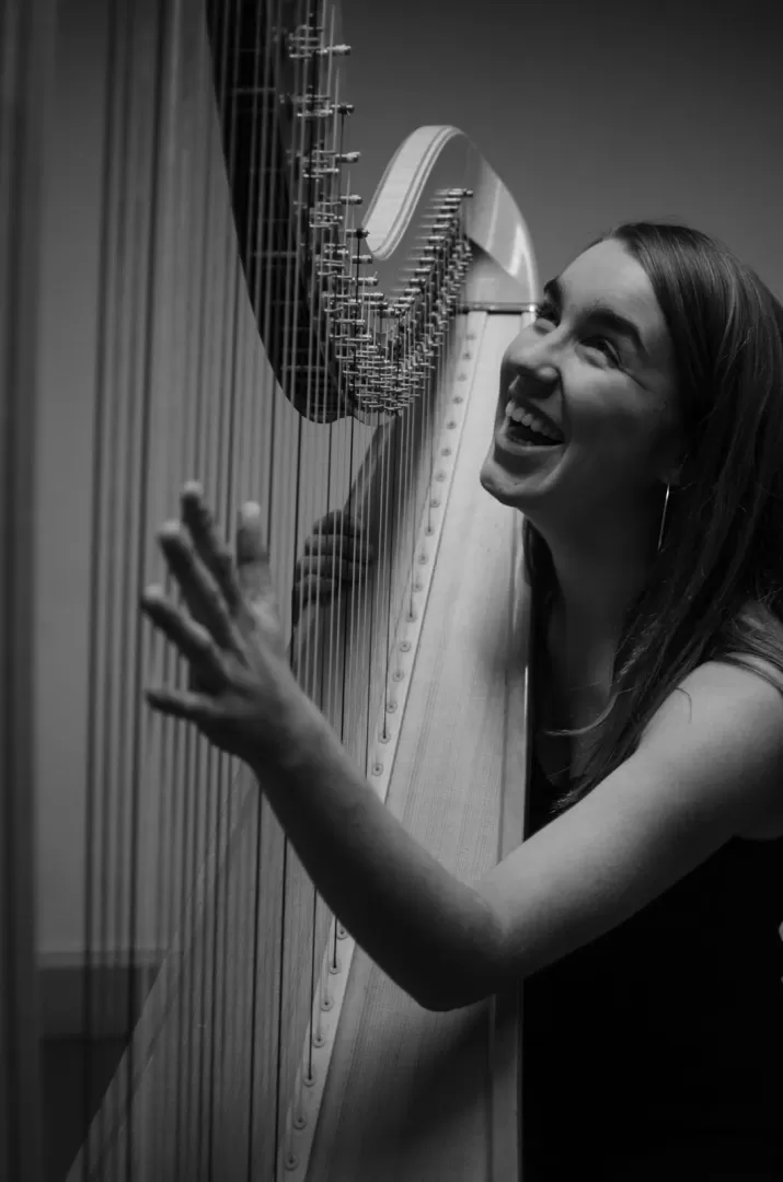 Portraitfoto von Maëlle Touplin mit Harfe