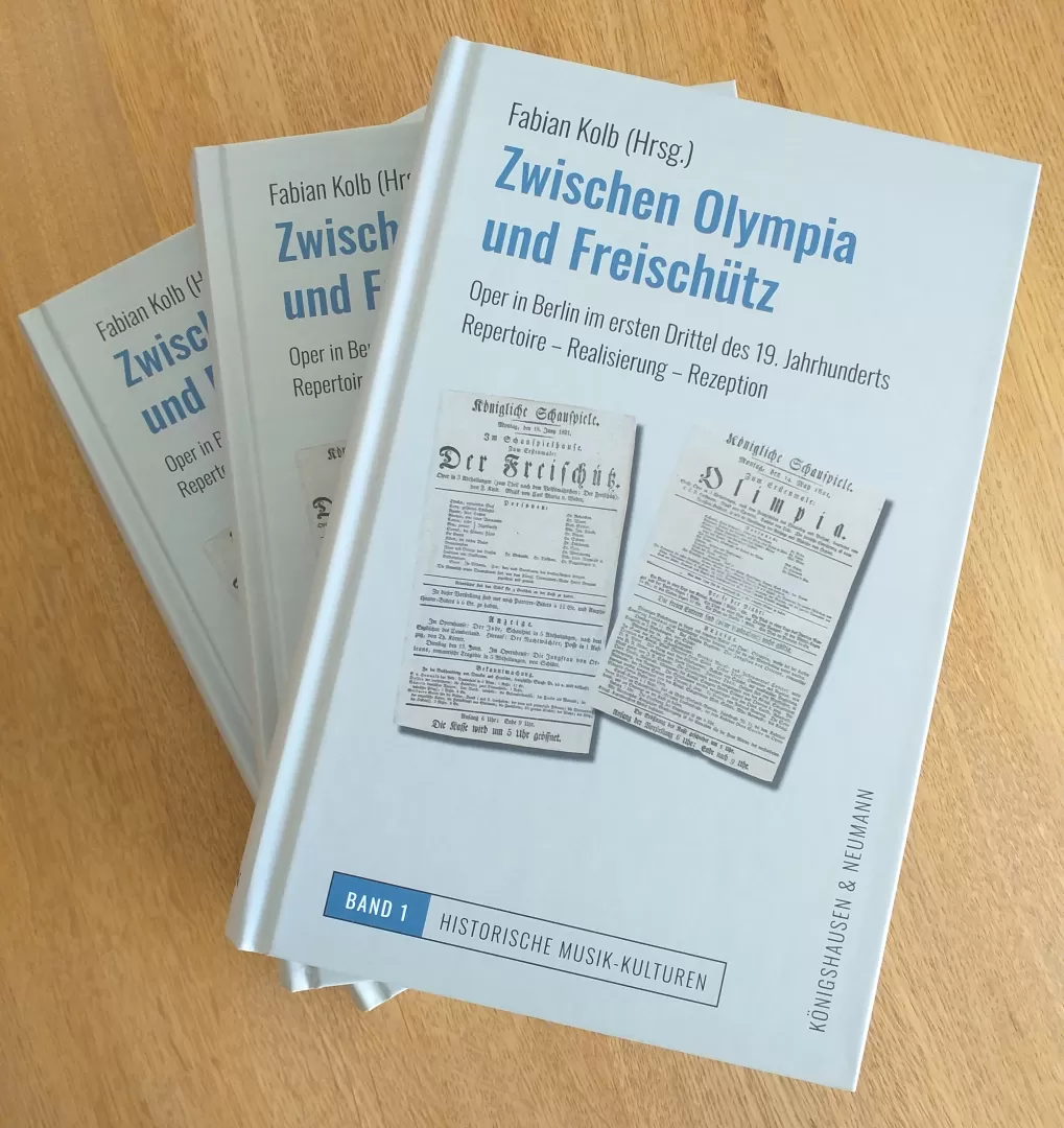 Ein Stapel mit drei Exemplaren des neu erschienen Buchs